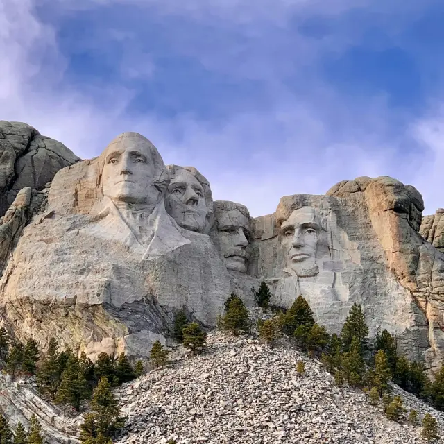 Day 9: Sioux Falls – Badlands National Park – Mt. Rushmore – Deadwood/Rapid City
