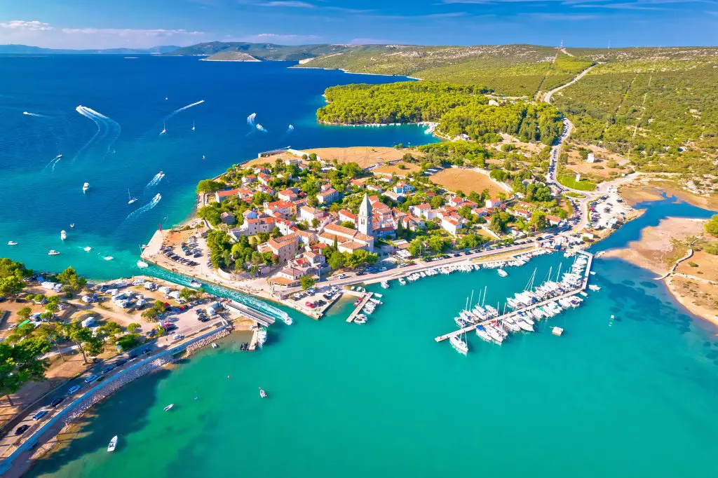 choose a sailing route in croatia